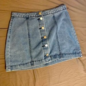 Size 8 boohoo blue button up denim skirt.